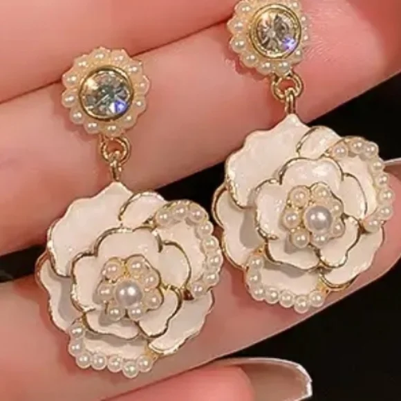 Elegant Flower Shape Faux Pearl Earrings - Picture 2 of 2